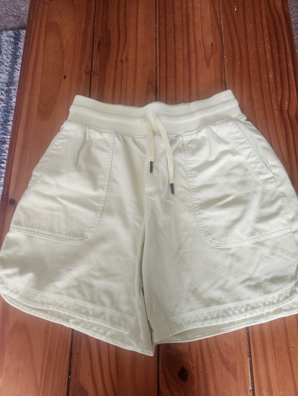 Athleta Farallon Midi Shorts Yellow Shade Size Small